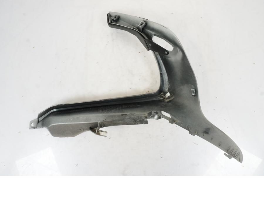 Snett nerifrån på Strålkastarkåpa från en Honda VFR 1200 -2010 motorcykel.