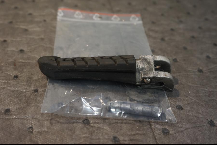 Framsidan på Fotpinne från en KTM 690 SMC -2009 motorcykel.