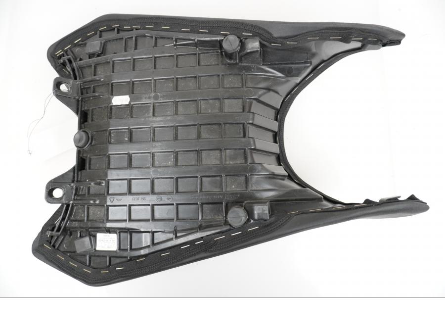 Snett nerifrån på Sadel från en KTM 790 Duke -2018 motorcykel.