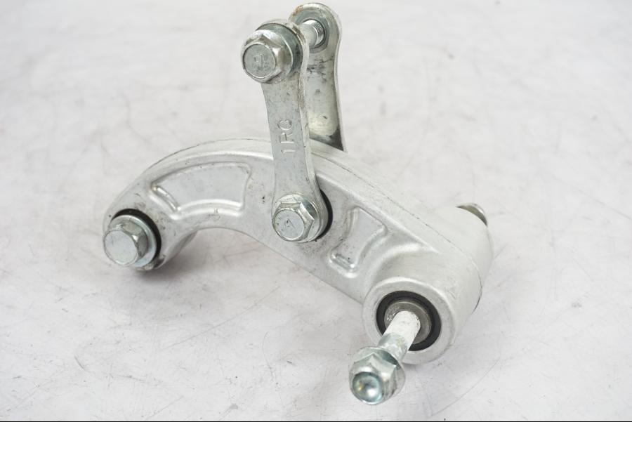 Framsidan på Stötdämparlänkage från en Yamaha MT-09 -2020 motorcykel.