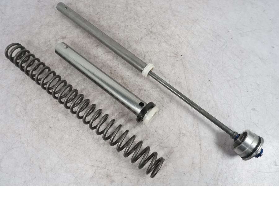 Vänster sida på Gaffelbensdelar från en Buell 1125 R -2008 motorcykel.