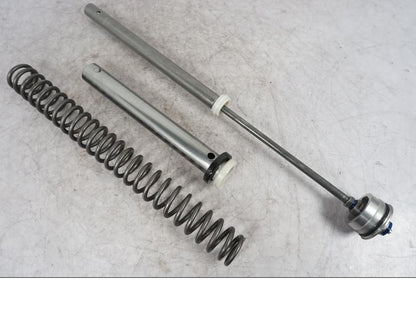 Vänster sida på Gaffelbensdelar från en Buell 1125 R -2008 motorcykel.