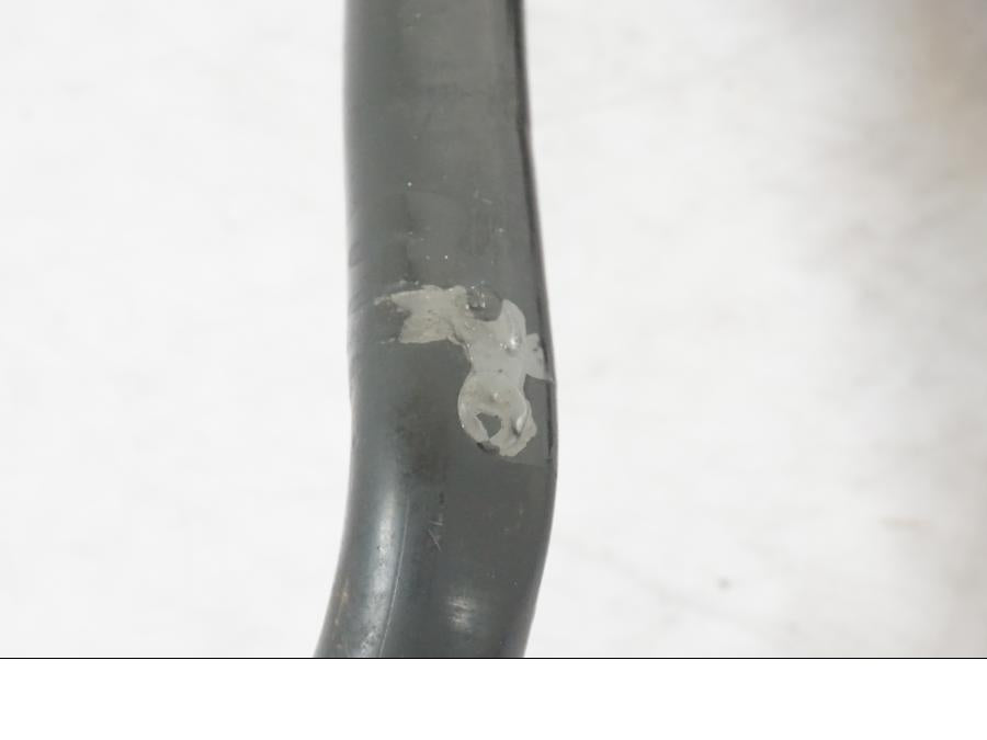 Snett nerifrån på Motorskyddsbåge från en Honda NT 650 V -2002 motorcykel.