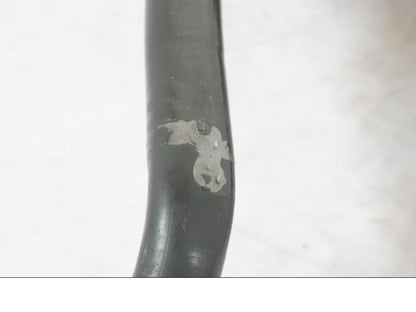 Snett nerifrån på Motorskyddsbåge från en Honda NT 650 V -2002 motorcykel.