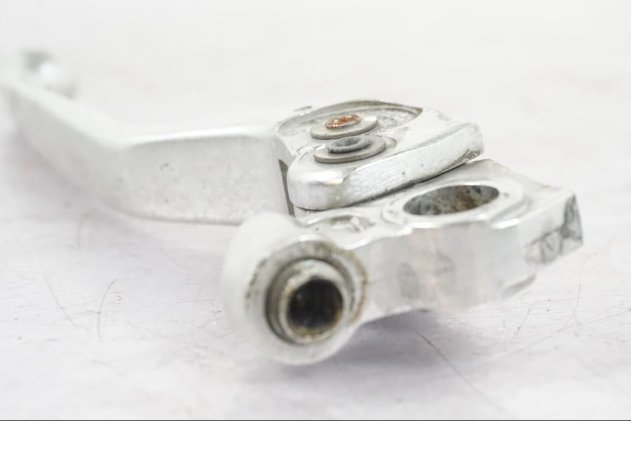 Snett nerifrån på Bromsgrepp från en KTM 690 Duke -2015 motorcykel.