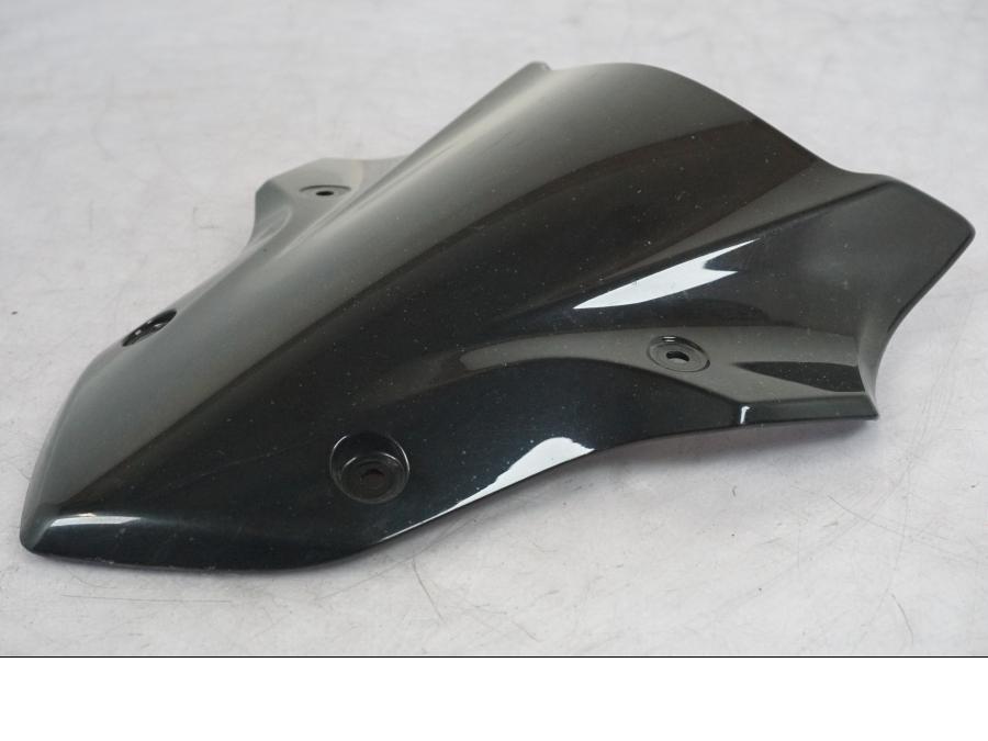 Vänster sida på Vindruta från en Kawasaki Z 900 -2019 motorcykel.