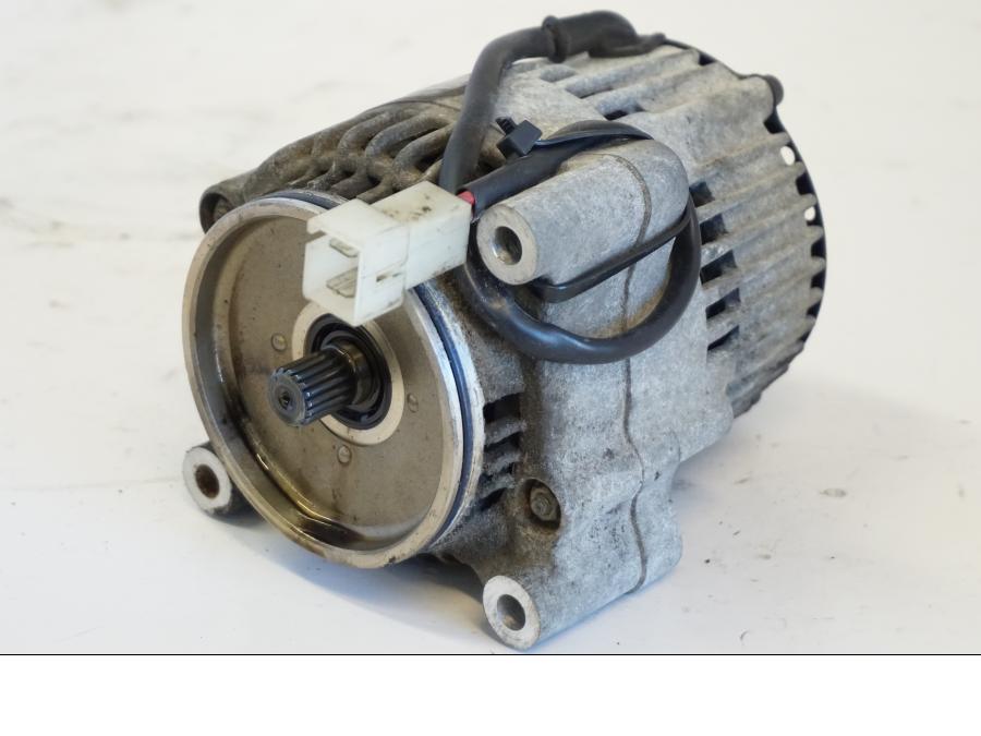 Vänster sida på Generator från en Yamaha YZF 1000 R -1997 motorcykel.