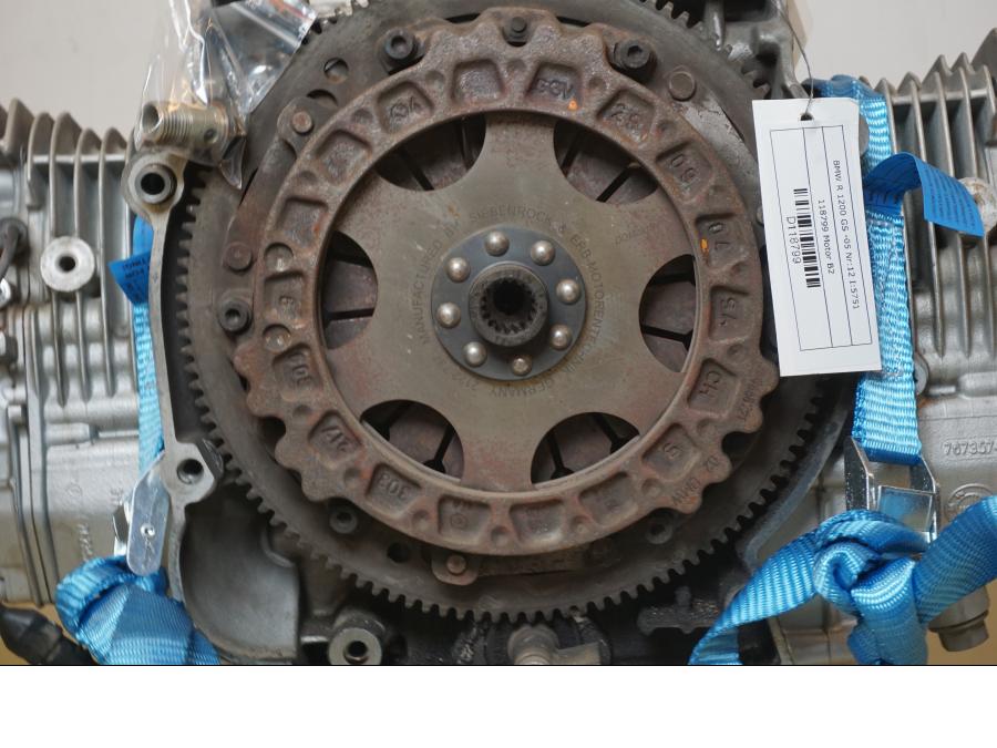 Höger sida på Motor från en BMW R 1200 GS -2005 motorcykel.