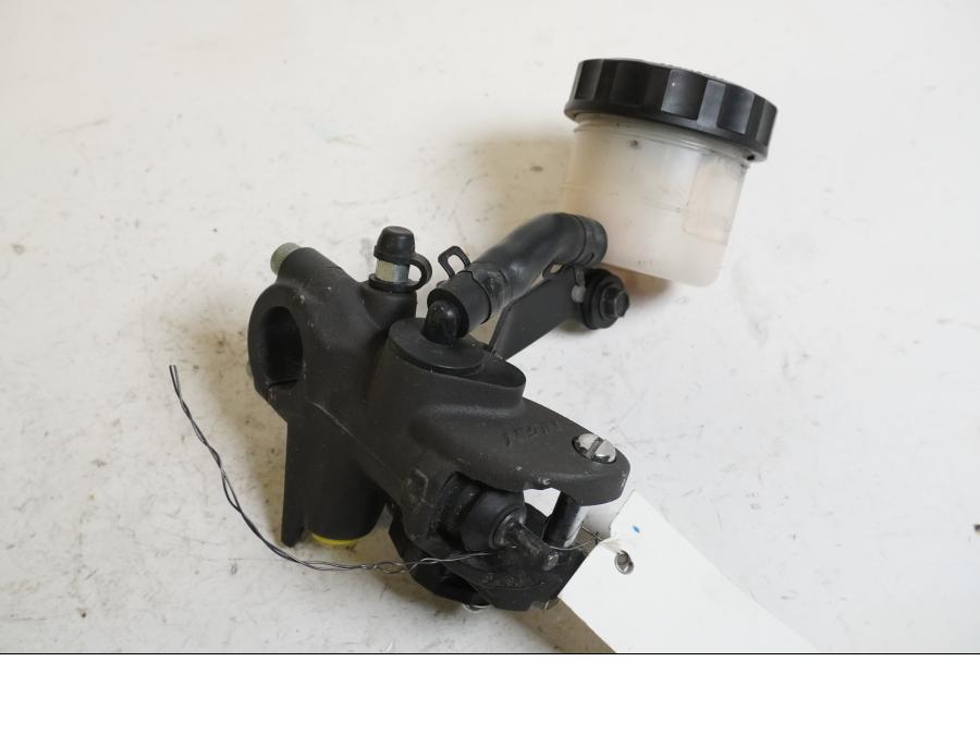 Framsidan på Bromshuvudcylinder från en Kawasaki ZX-10R -2012 motorcykel.