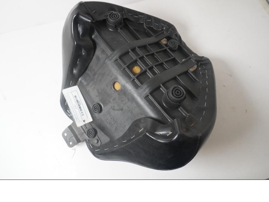 Höger sida på Sadel från en Yamaha XVS 1100 -2001 motorcykel.