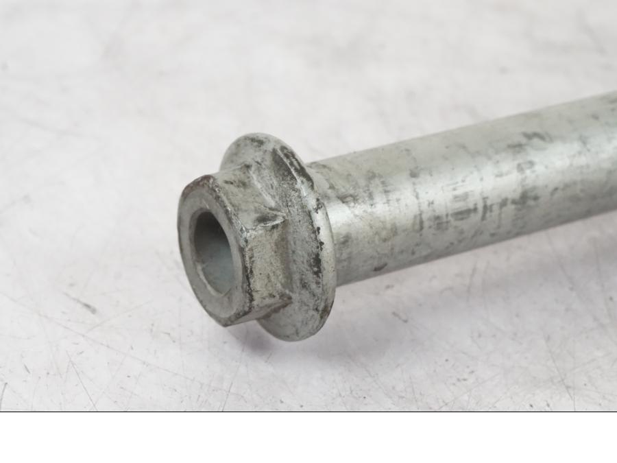 Baksidan på Axel från en Honda NT 650 V -2002 motorcykel.