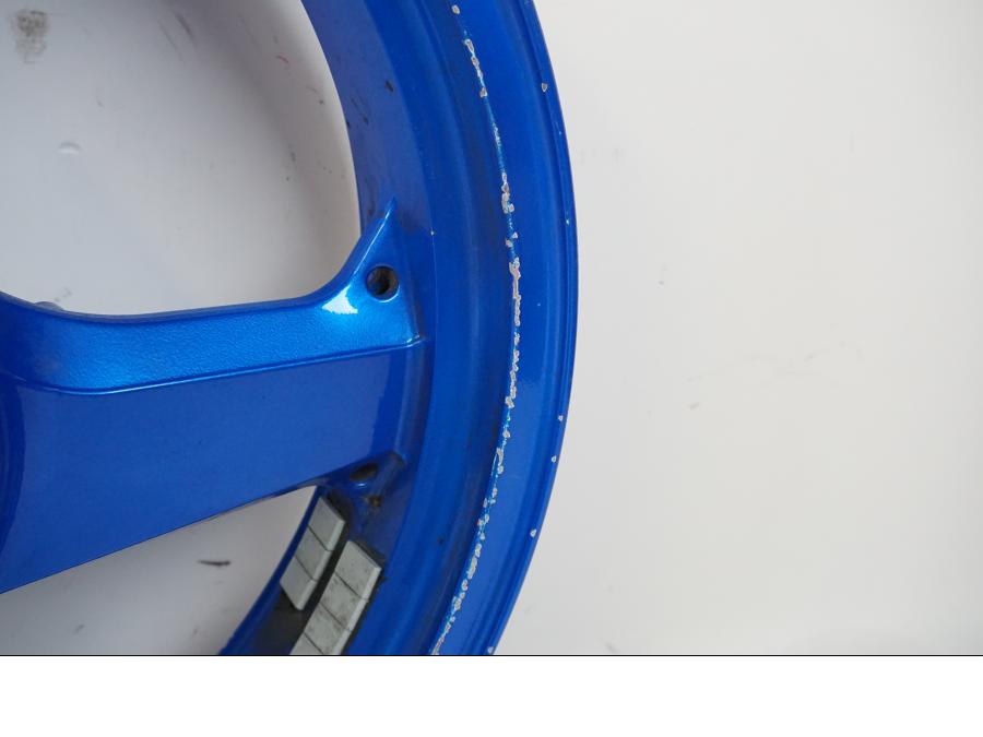 Snett nerifrån på Fälg från en Kawasaki ZX-12R -2000 motorcykel.