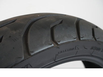 Snett nerifrån på <p>Begagnad däck av märket Dunlop och modell Arrowmax StreetSmart.</p>

<p>Märke från inbromsning se bild.</p>

<p>Dimension 130/70-17 M/C 62H. </p>

<p>Mönsterdjup ca: 5,10mm.</p>

<p>Mönsterdjup yttre kant ca: 5,50mm.</p>

<p>Tillv: vecka 40 år 2018.</p> moped.
