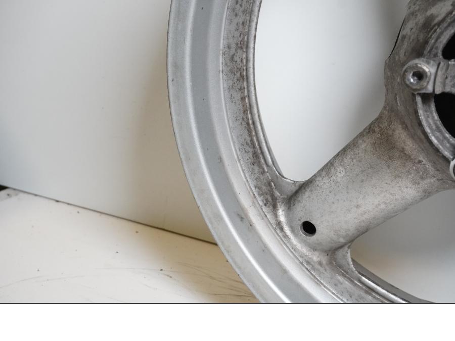 Extrabild6 på Fälg från en Suzuki SV 650 -2003 motorcykel.