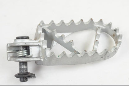 Framsidan på Fotpinne från en KTM 390 Adventure -2021 motorcykel.