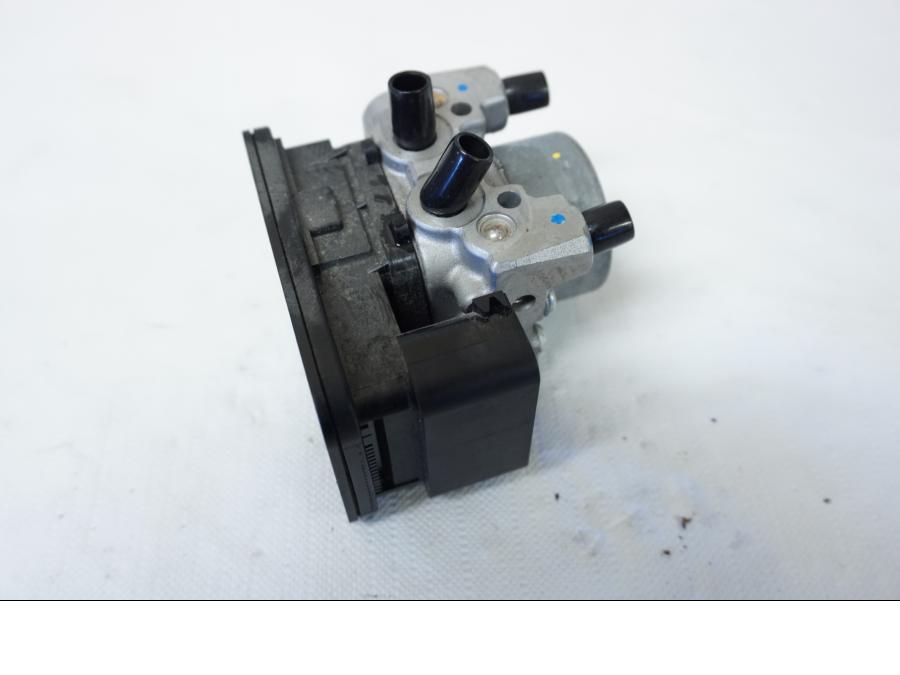 Höger sida på ABS Modulator från en Kawasaki Z 800 -2013 motorcykel.