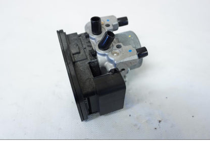 Höger sida på ABS Modulator från en Kawasaki Z 800 -2013 motorcykel.