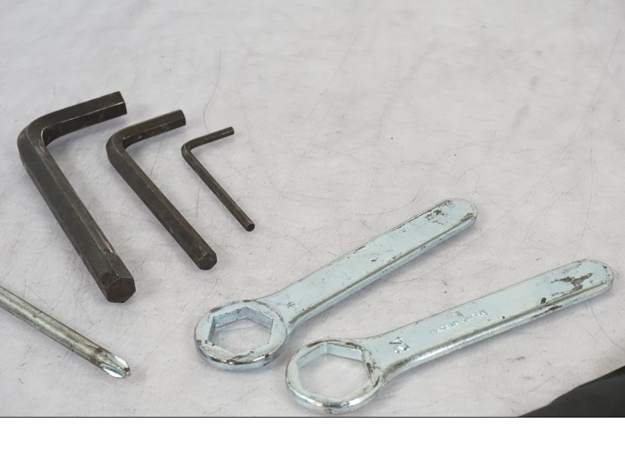 Baksidan på Verktyg från en Suzuki VL 800 -2002 motorcykel.