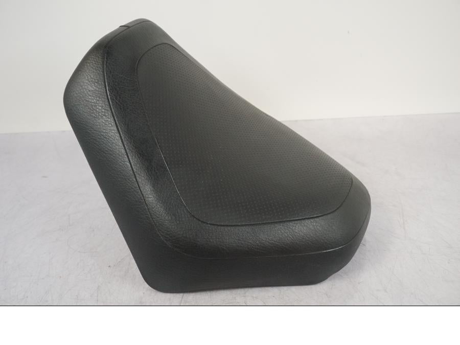 Baksidan på Sadel från en Suzuki VZ 800 -2000 motorcykel.