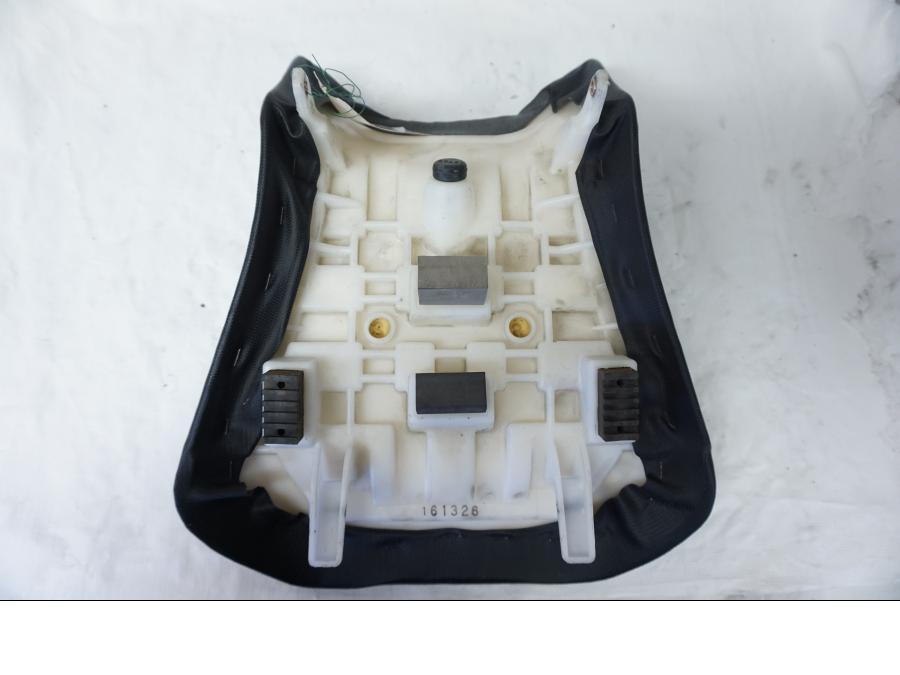 Snett uppifrån på Sadel från en Suzuki SV 650 -2004 motorcykel.