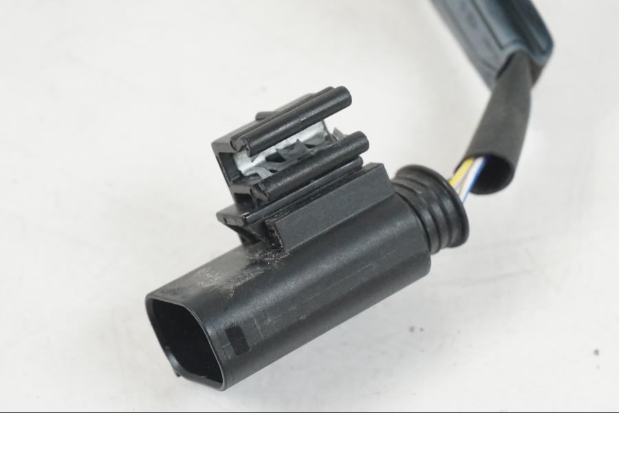 Snett nerifrån på Kablage från en BMW R 1250 GS -2021 motorcykel.