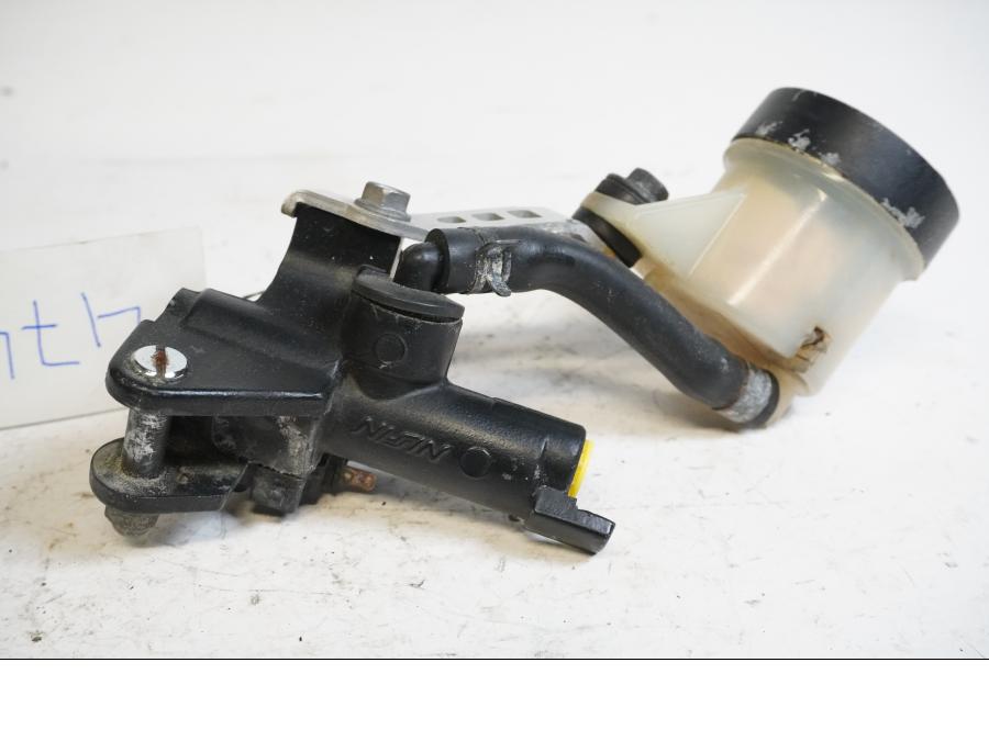 Baksidan på Bromshuvudcylinder från en Honda CBR 900 RR -1997 motorcykel.