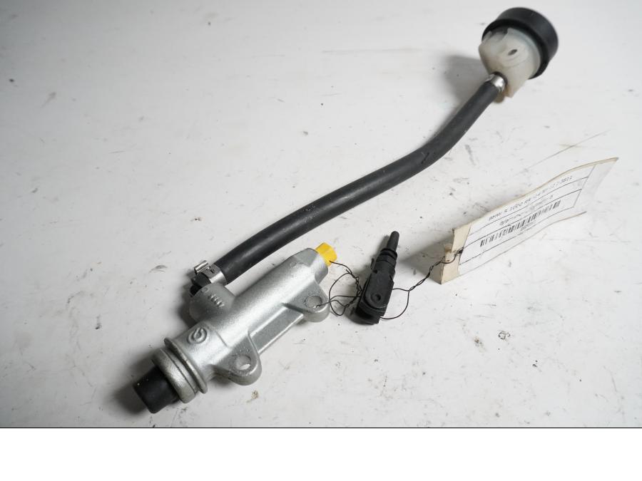 Framsidan på Bromshuvudcylinder från en BMW S 1000 RR -2014 motorcykel.