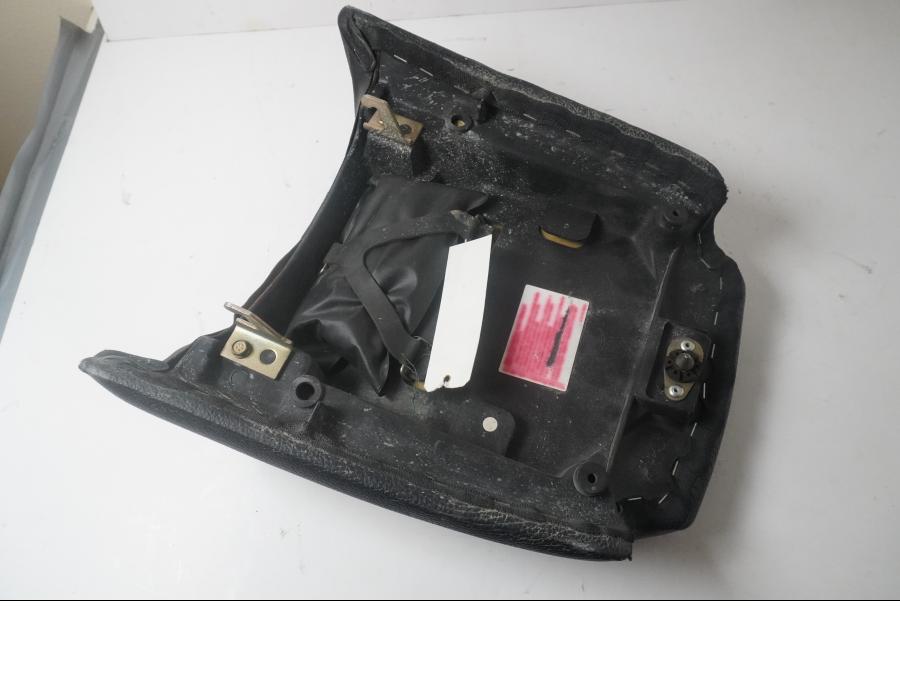 Höger sida på Sadel från en Triumph Tiger -2002 motorcykel.