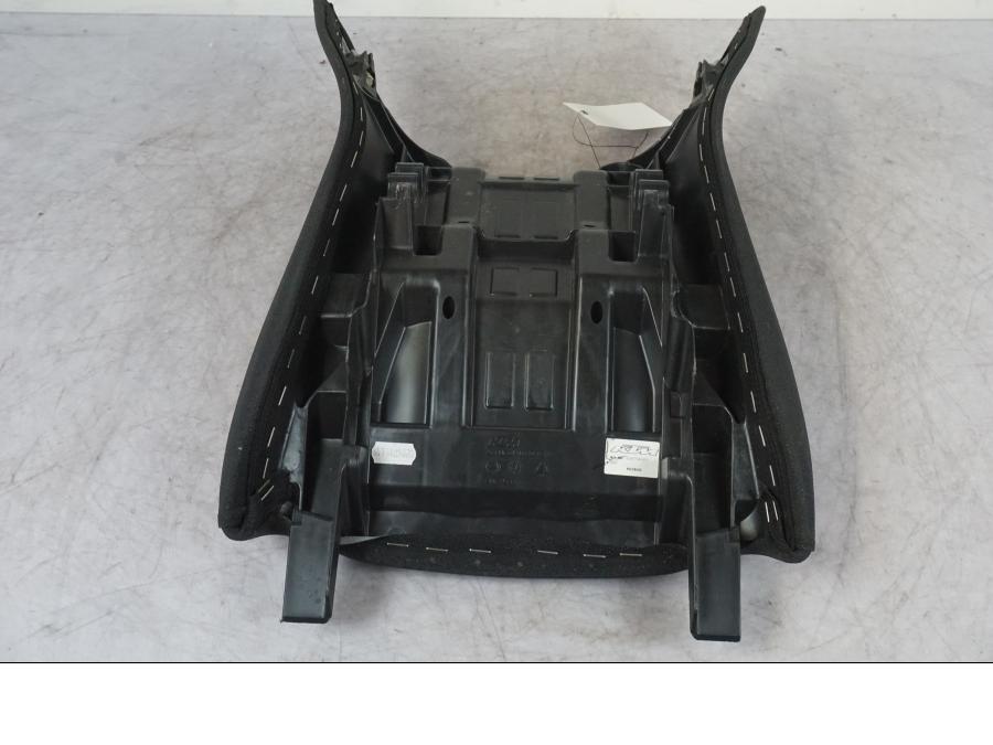 Vänster sida på Sadel från en KTM 1290 Super Adventure S -2022 motorcykel.