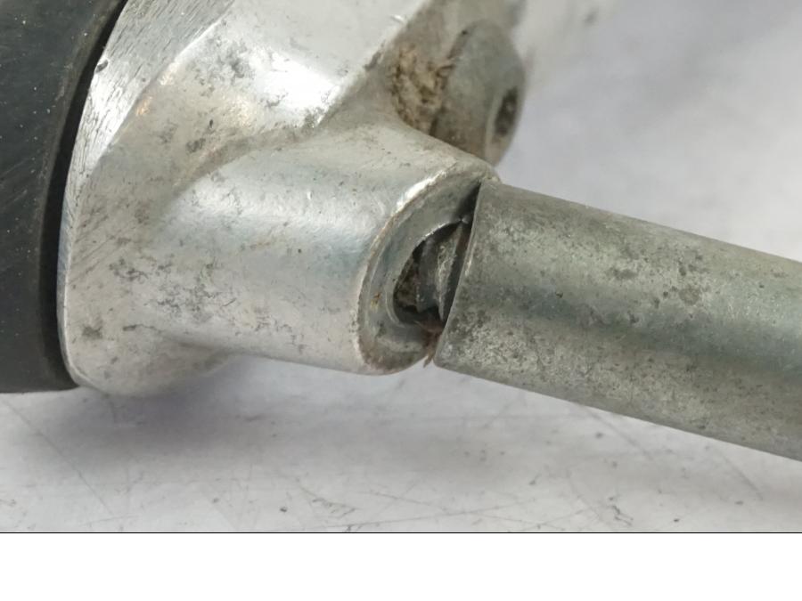 Vänster sida på Fotpinne från en Honda CBR 1100 XX -1999 motorcykel.