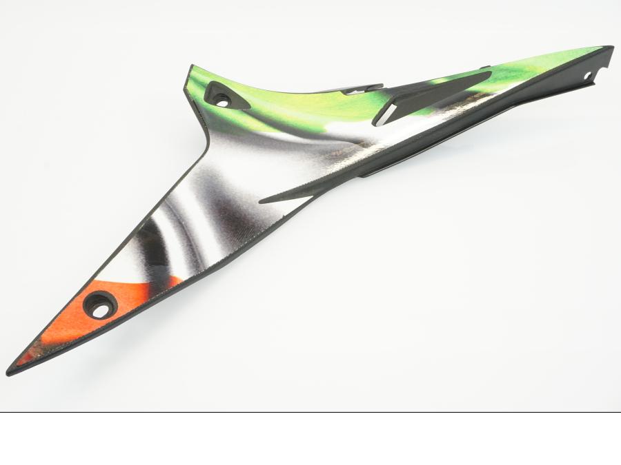 Höger sida på Sidopanel från en Aprilia Tuono V4R -2016 motorcykel.