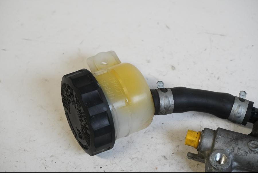 Höger sida på Bromshuvudcylinder från en Kawasaki VN 1500 Mean Streak -2003 motorcykel.