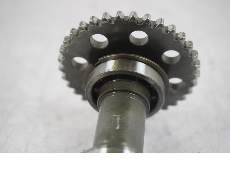 Höger sida på Kamaxel från en KTM 125 Duke -2017 motorcykel.