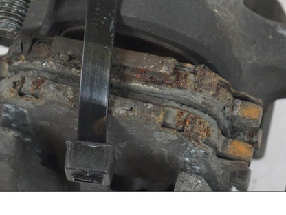 Snett nerifrån på Bromsok från en Suzuki SV 650 S -2005 motorcykel.