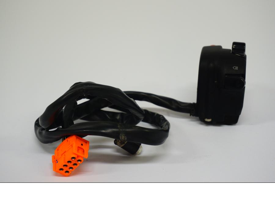 Baksidan på Styrelreglage från en BMW G 650 GS -2011 motorcykel.