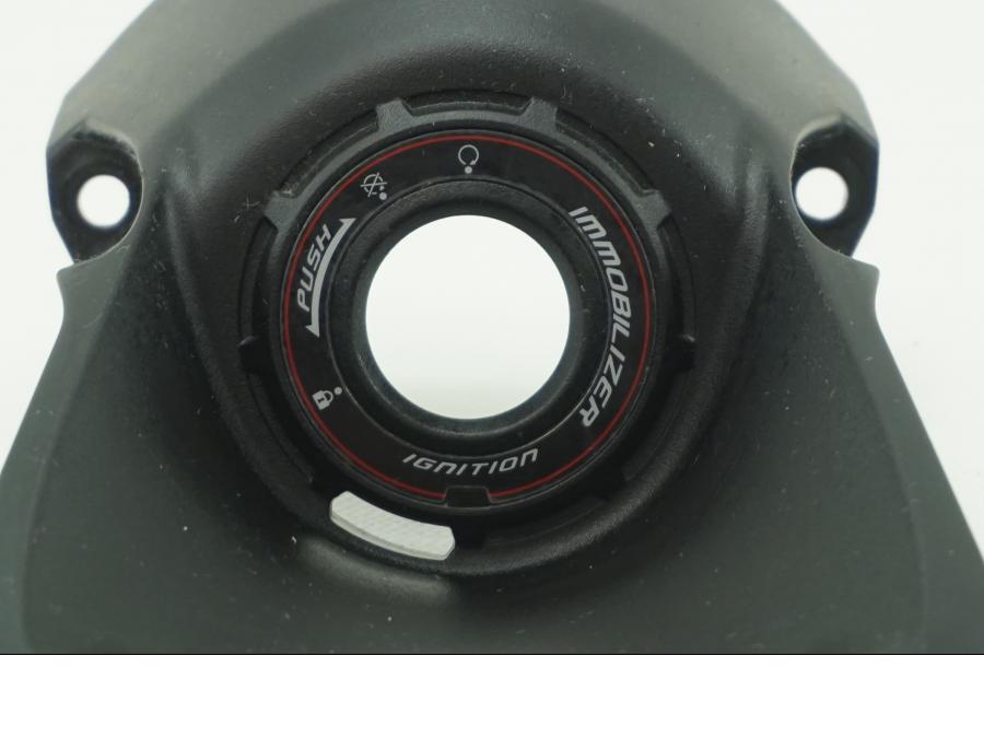 Snett nerifrån på Tändningslåskåpa från en Kawasaki Z 900 -2020 motorcykel.