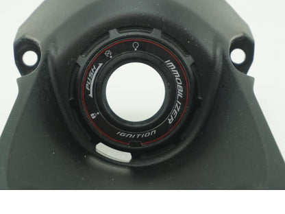 Snett nerifrån på Tändningslåskåpa från en Kawasaki Z 900 -2020 motorcykel.