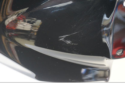 Snett uppifrån på Framskärm från en Suzuki Alla -2015 motorcykel.