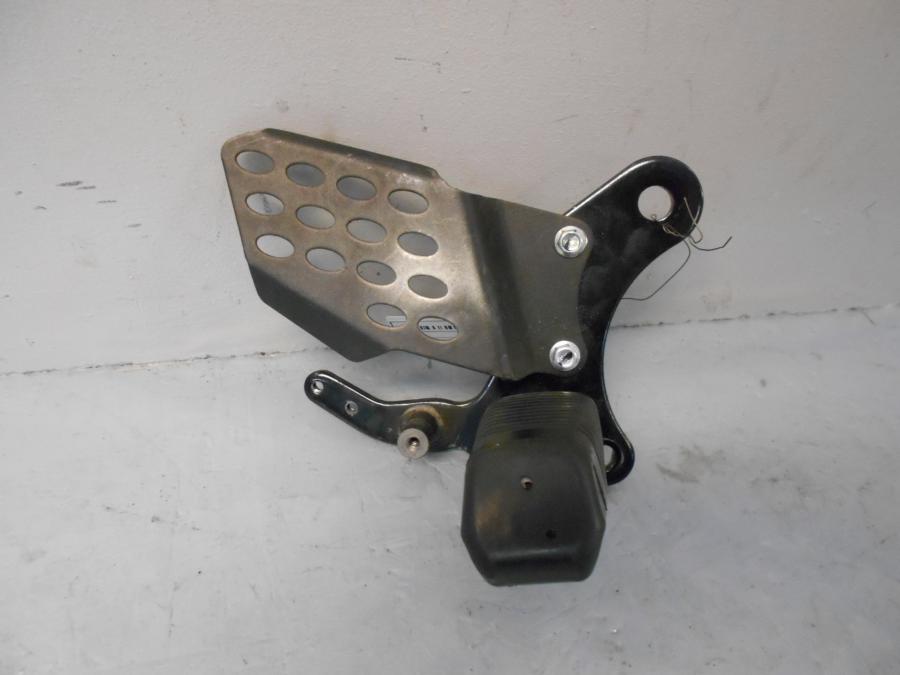 Framsidan på Fotpinnefäste från en Yamaha YS 125 -2017 motorcykel.