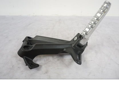 Vänster sida på Fotpinne från en Yamaha MT-09 -2020 motorcykel.