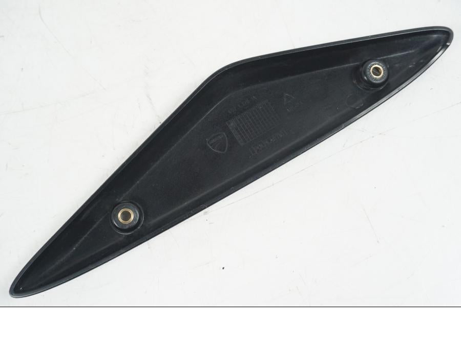 Baksidan på Sidkåpa från en Ducati Hyperstrada -2013 motorcykel.