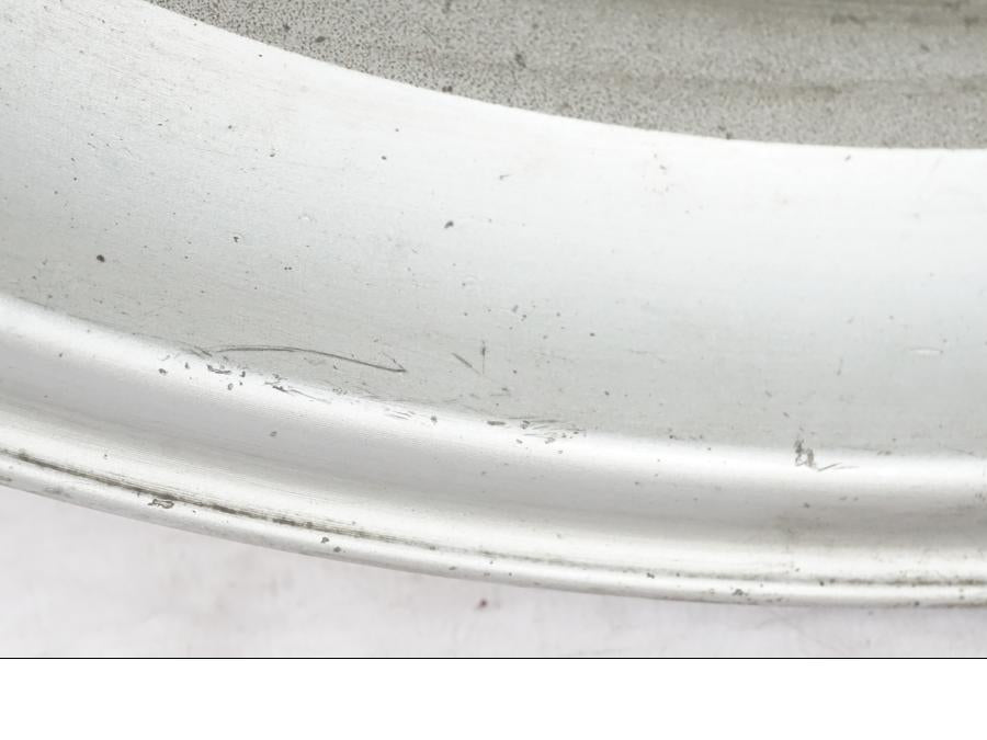 Snett uppifrån på Fälg från en Honda NT 650 V -2002 motorcykel.