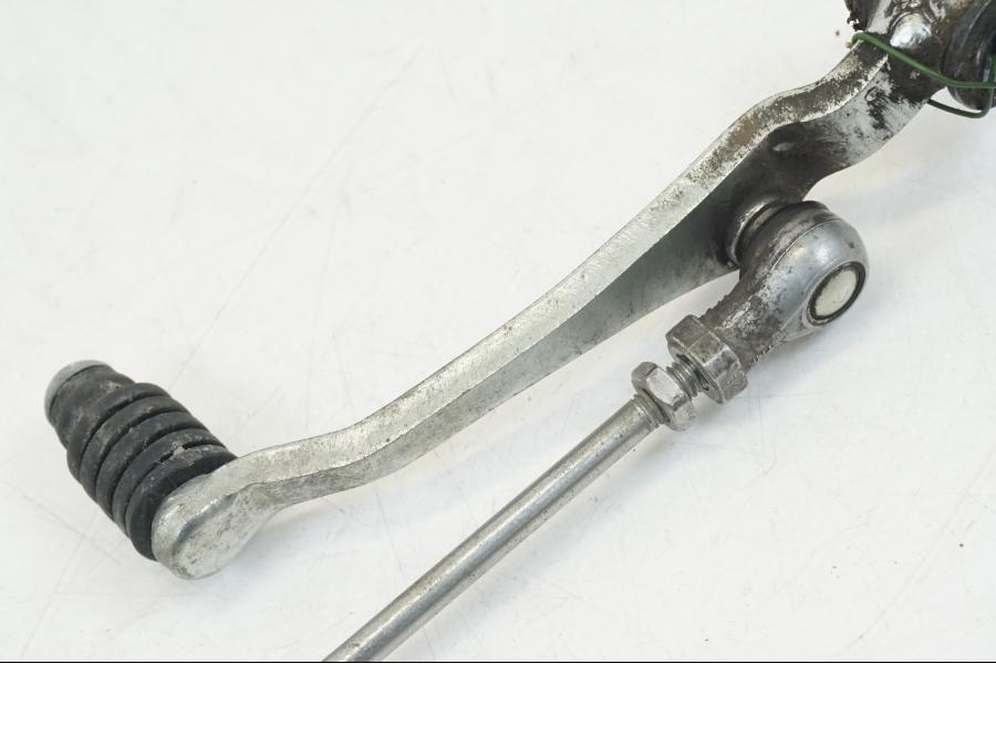 Snett uppifrån på Växelpedal från en Yamaha XT 1200 A -2010 motorcykel.