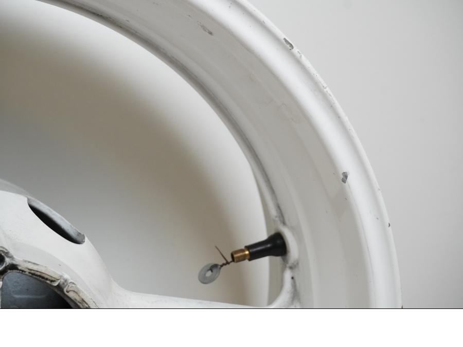 Snett uppifrån på Fälg från en Yamaha YZF R6 -1999 motorcykel.