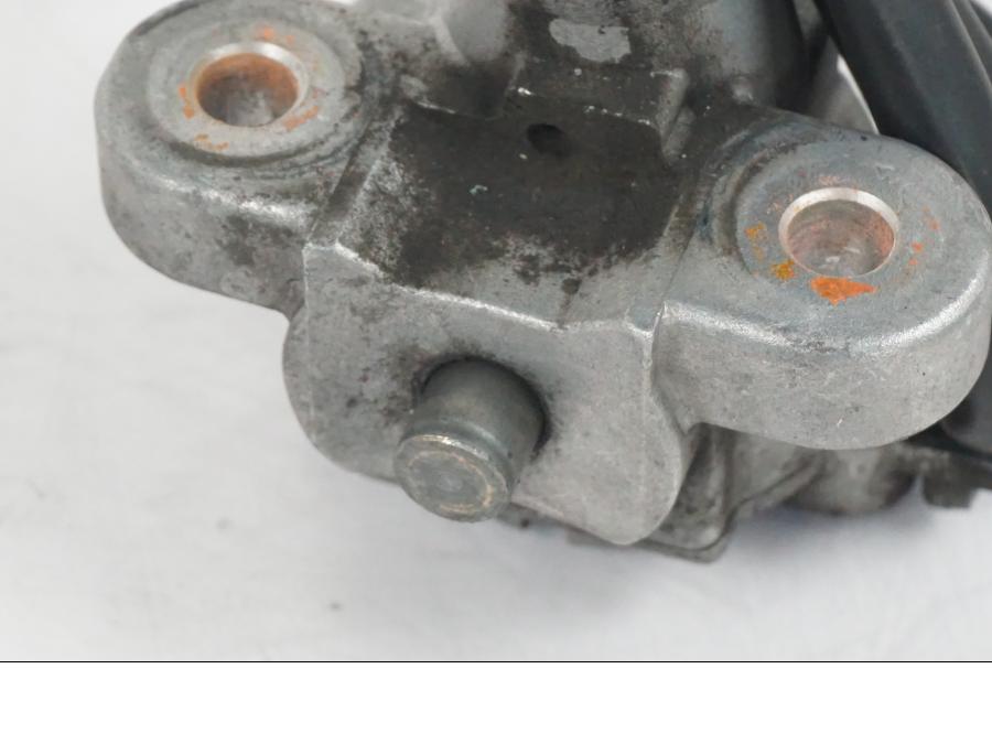 Snett nerifrån på <p>Låssats från Suzuki DL 1000 2004.</p>

<p>1st nyckel, tändningslås, sadellås, tanklock och hjälmlås.</p> motorcykel.