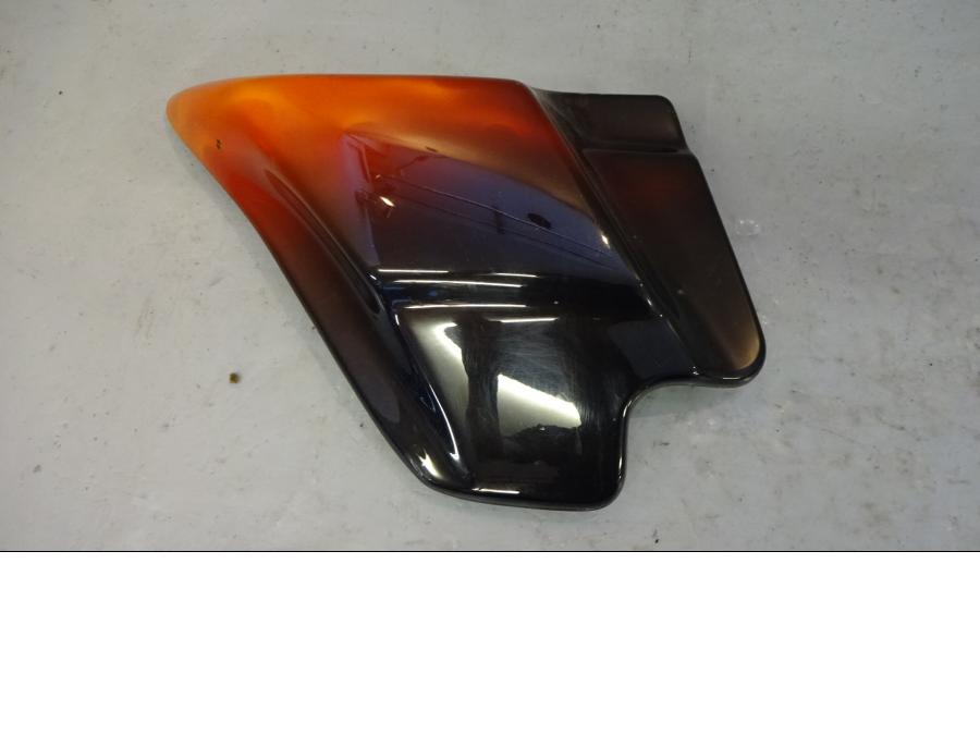 Framsidan på Sidopanel från en H-D Touring Road King Custom FLHRSI -2004 motorcykel.