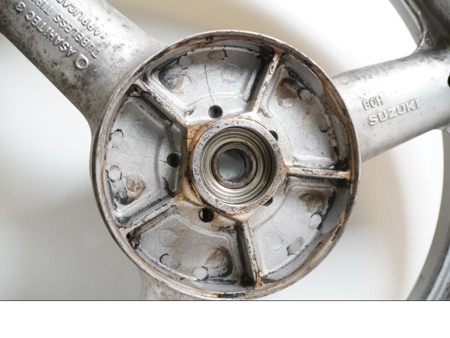 Baksidan på Fälg från en Suzuki SV 650 -2003 motorcykel.