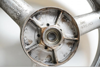 Baksidan på Fälg från en Suzuki SV 650 -2003 motorcykel.