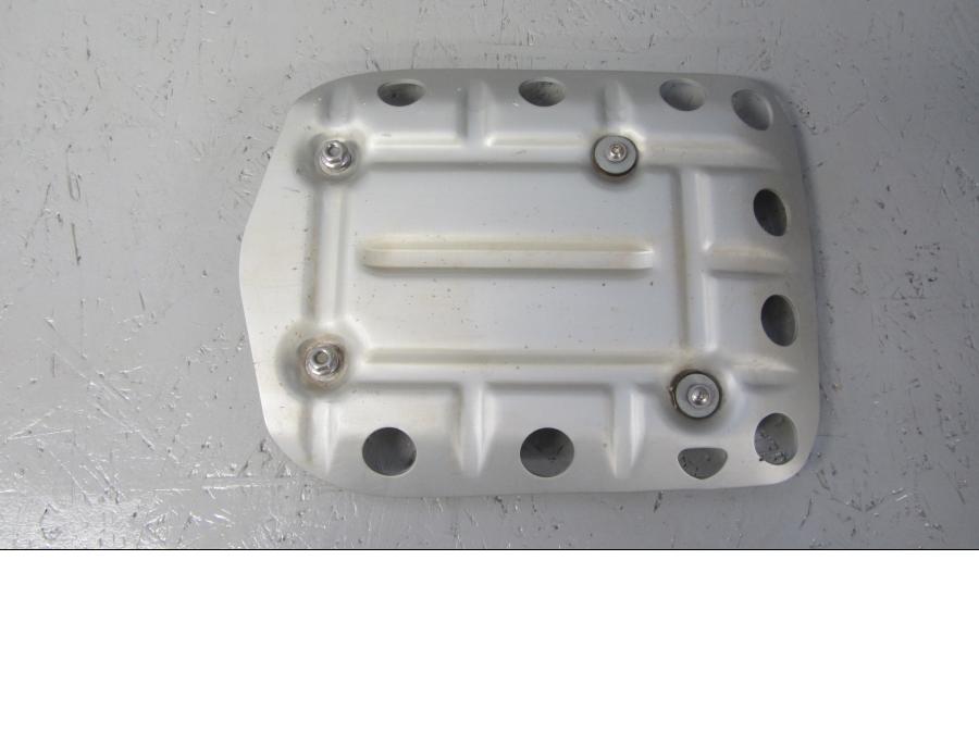 Framsidan på <p>Hasplåt från BMW R 1200 GS 2013.</p>

<p>Med fäste, div skrapmärken under se bilder.</p>

<p>R 1200 GS 12/2002-12/1012.</p>

<p>R 1200 GS Adventure 03/2005-07/2013.</p>

<p>HP 08/2004-08/2006.</p>

<p>R nNT Scrambler 09/2015-02/2019.</p>

<p>R nineT Urban G/S 03/2016-02/2019</p> motorcykel.