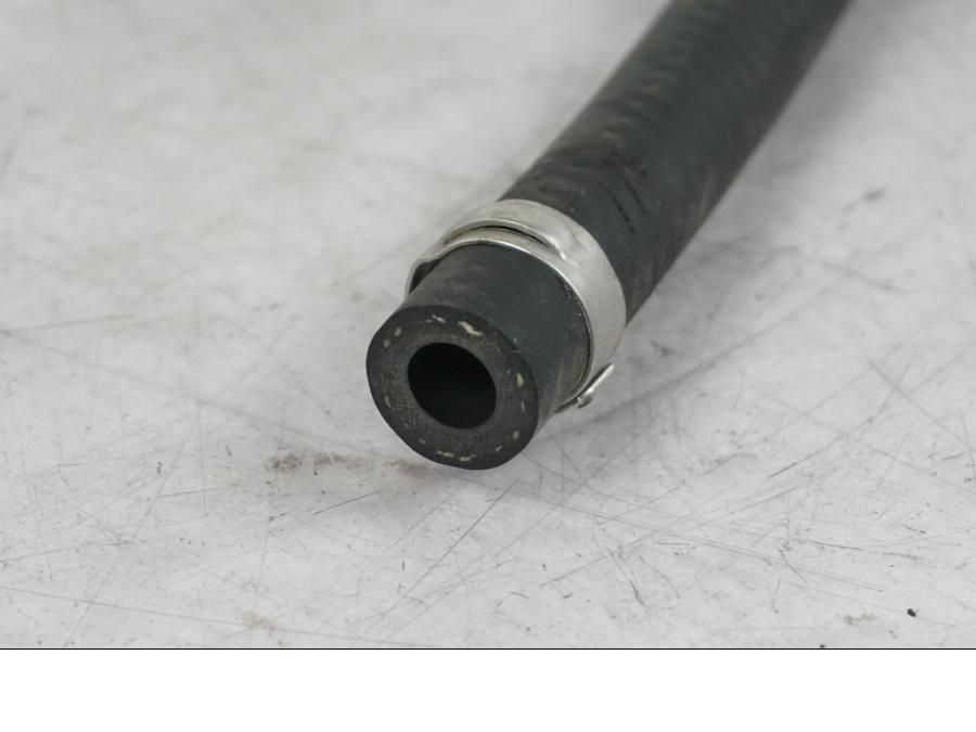 Snett uppifrån på Bensinledning från en KTM 690 SM R -2009 motorcykel.